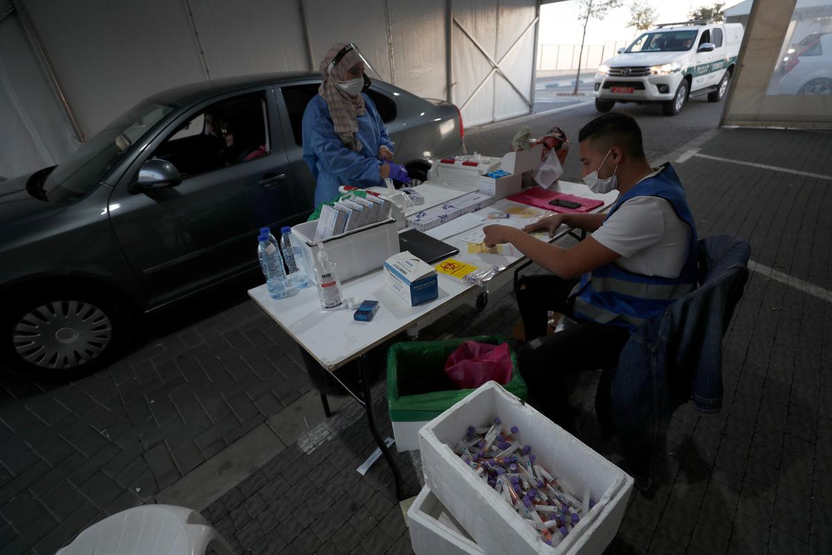 Медики работают в пункте экспресс-тестирования в Иерусалиме. Фото: EPA-EFE