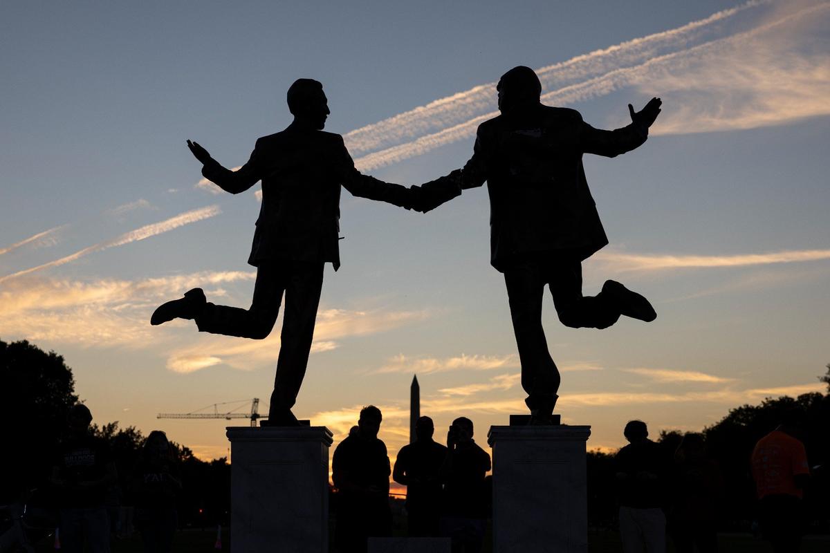 Скульптуру Дональда Трампа и Джеффри Эпштейна на Капитолийском холме. Фото: Zuma / TASS