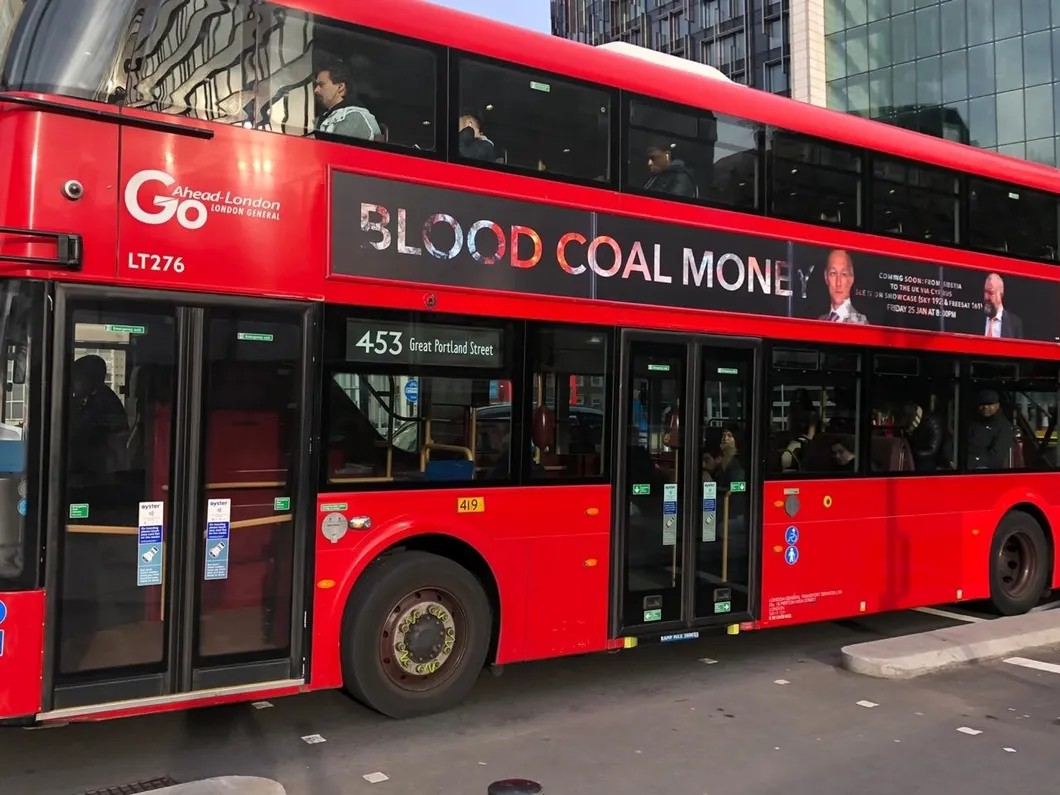 Лондонский автобус с рекламой сериала «Деньги на угле и крови»