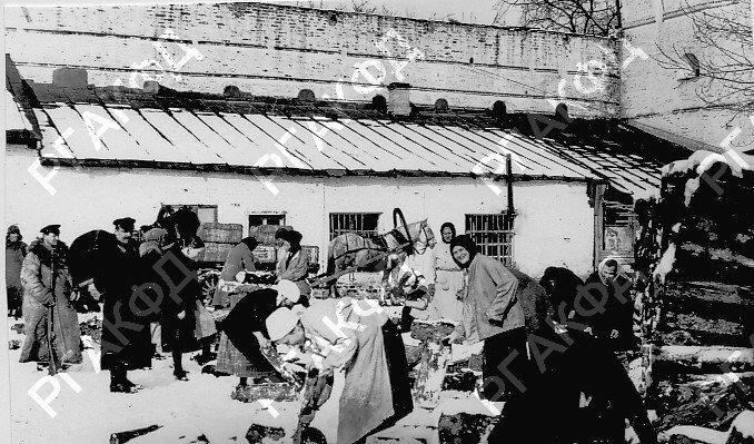 Женщины-заключённые 2-го московского женского исправительного дома, находящегося на территории Новоспасского монастыря, на трудовых работах. Фото: rgakfd.ru