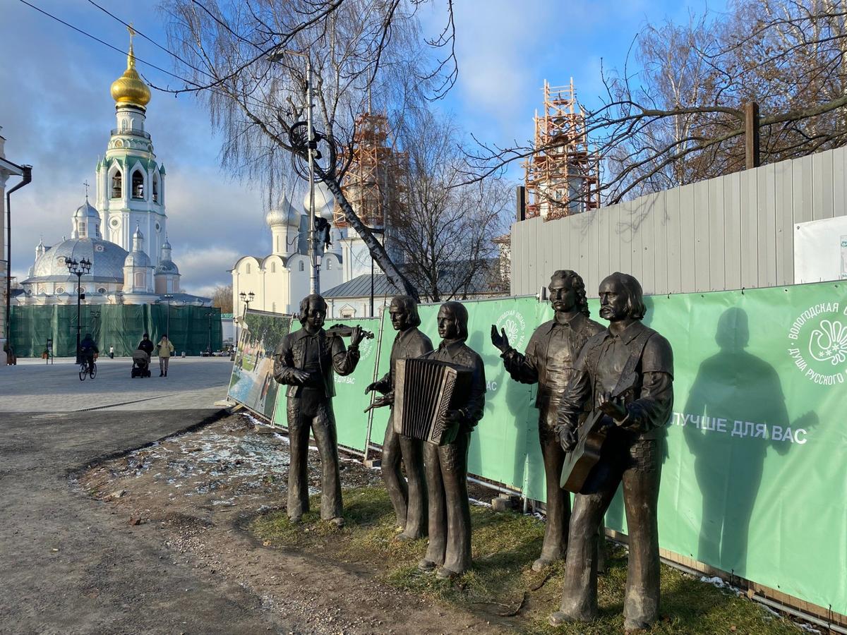 Памятник участникам ВИА «Песняры», исполнителям знаменитой песни «Вологда». Фото: Ирек Муртазин / «Новая газета»