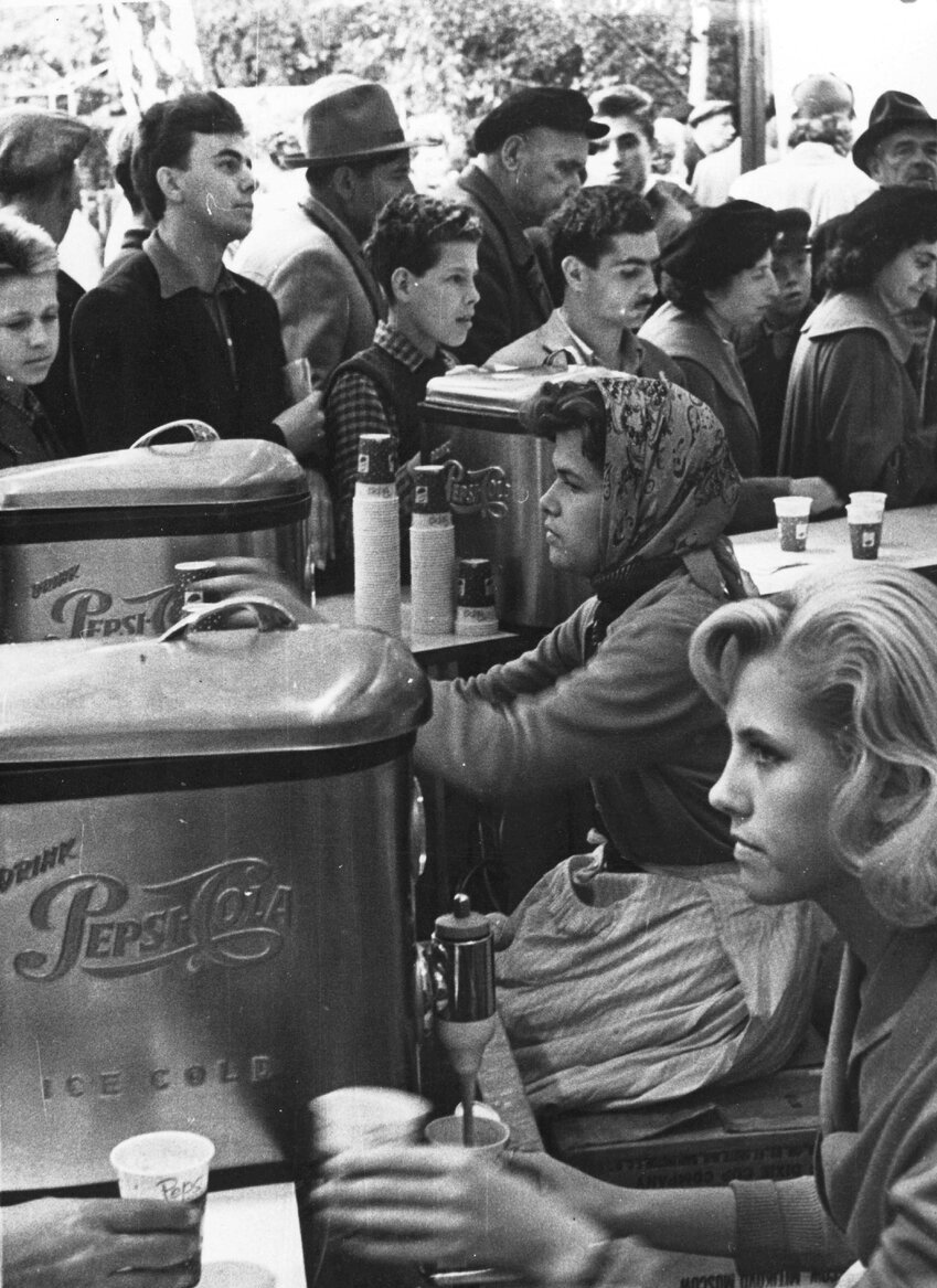 Дегустация Пепси-колы, 1959. Фото: www.pastvu.com