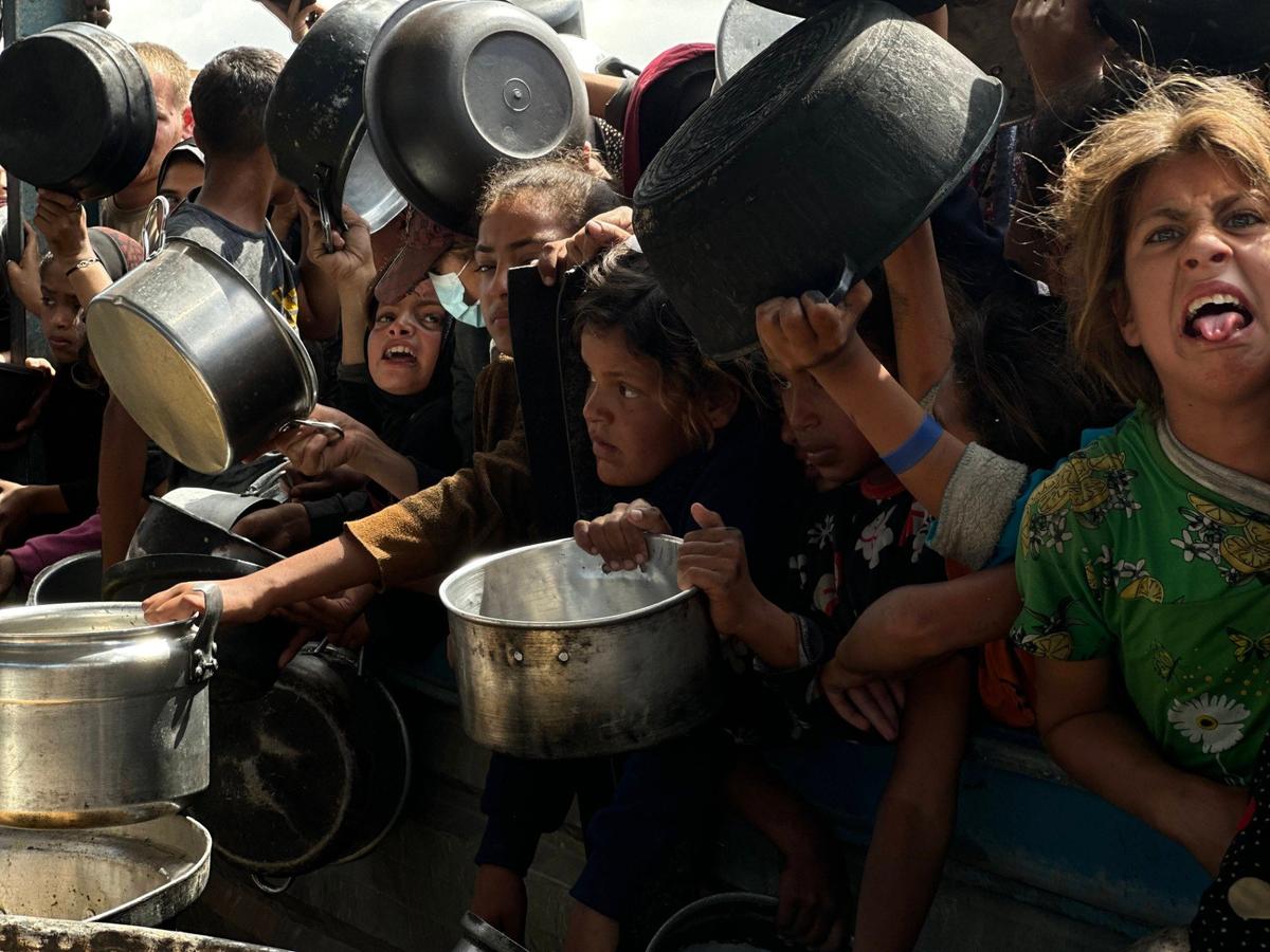 Раздача еды в Хан-Юнисе в секторе Газа. Фото: IMAGO / APAimages