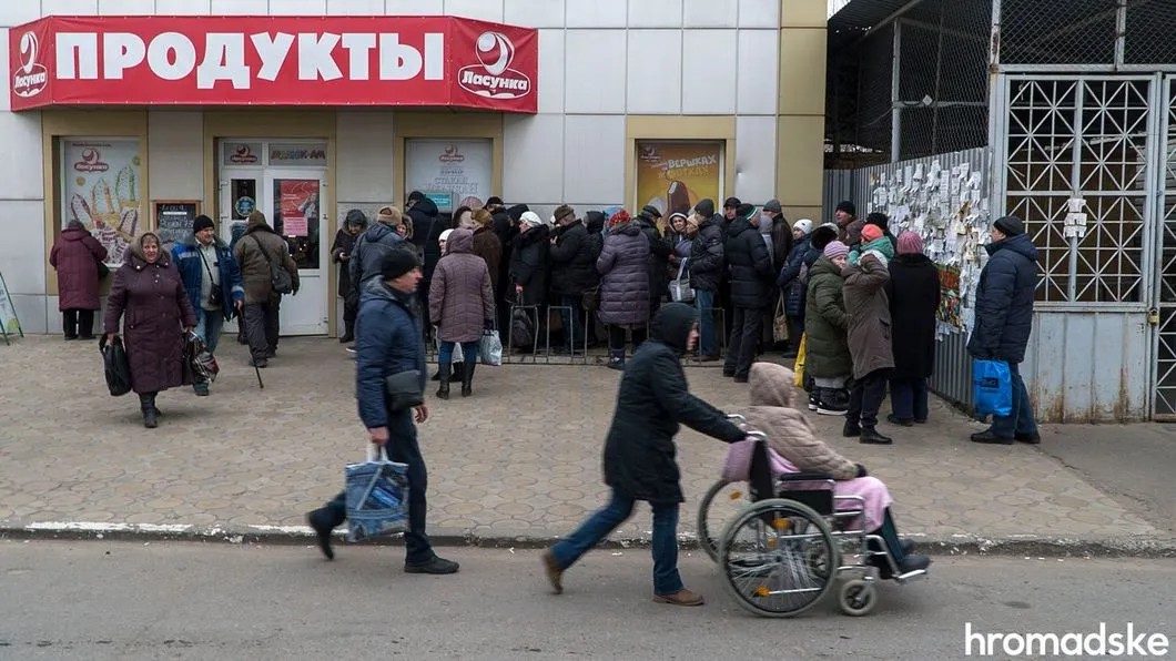 Некоторые в Станице занимаются мелким бизнесом — возят товары «из-за границы на продажу», Луганская область, 27 ноября 2019 года. Фото: Александр Кохан / hromadske