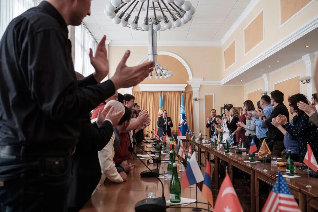 Во время встречи главы ЛНР Игоря Плотницкого (во главе стола) с членами международной антифашистской делегации. Фото: Антон Карлинер