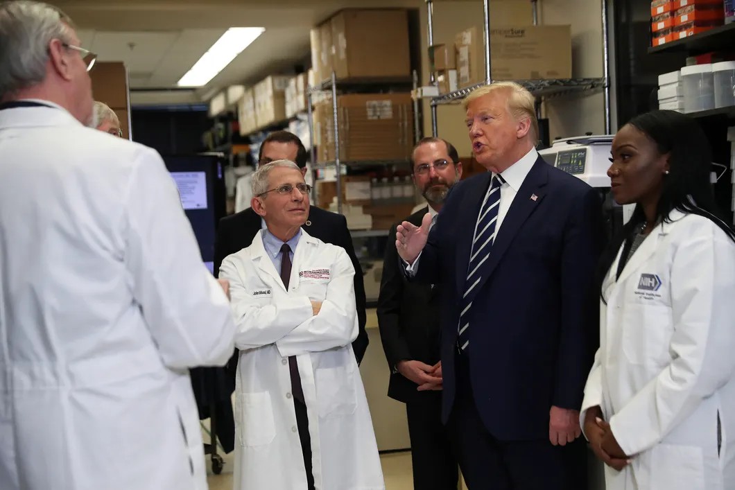 Президент США Дональд Трамп в Исследовательском центре вакцин в Бетесде, Мэриленд. Фото: Reuters