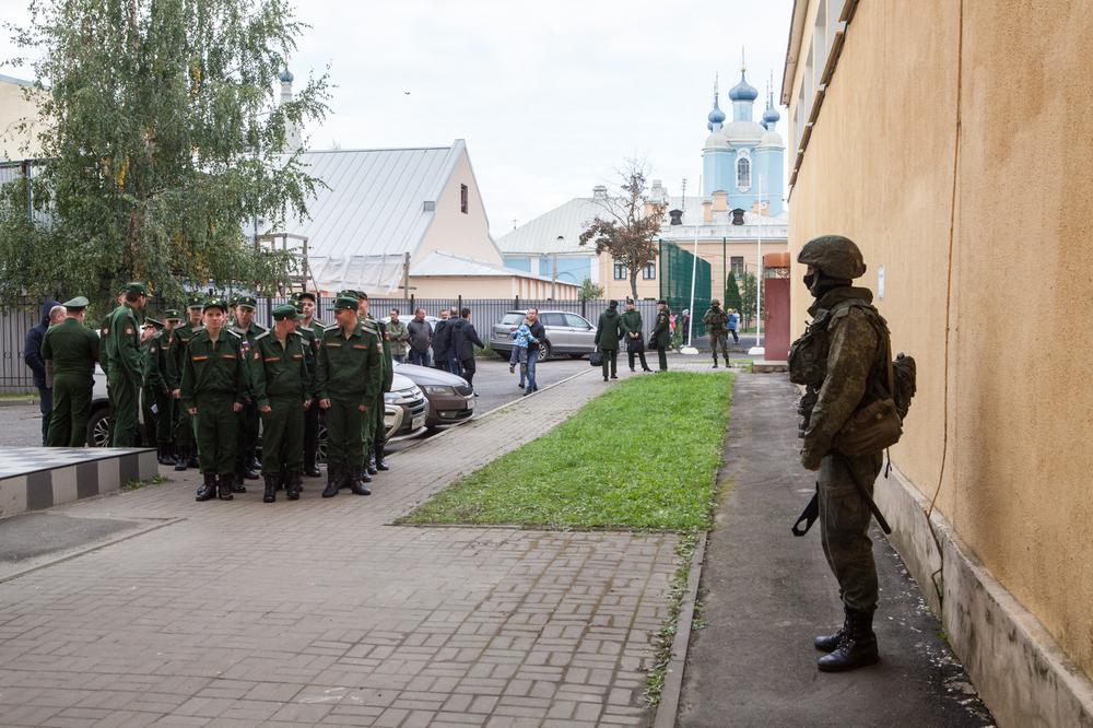 Военнослужащие организованно голосуют в Петербурге. Фото: Елена Лукьянова / «Новая газета»