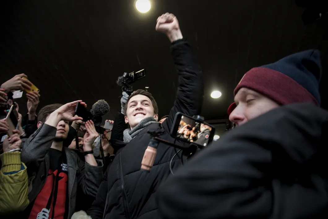Студент ВШЭ и блогер Егор Жуков после приговора в Кунцевском районном суде. Фото: Влад Докшин / «Новая газета»