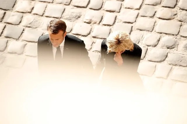 Президент Макрон с супругой. Фото: EPA
