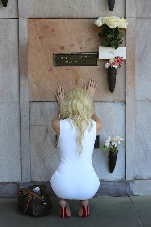 Актриса Кортни Стодден у могилы Мэрлин Монро. 2016. Фото: AKM-GSI