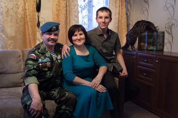 Семья Кочетовых: Андрей, Люба, Даня. И кот Сеня. Фото: Анна Артемьева / «Новая газета»