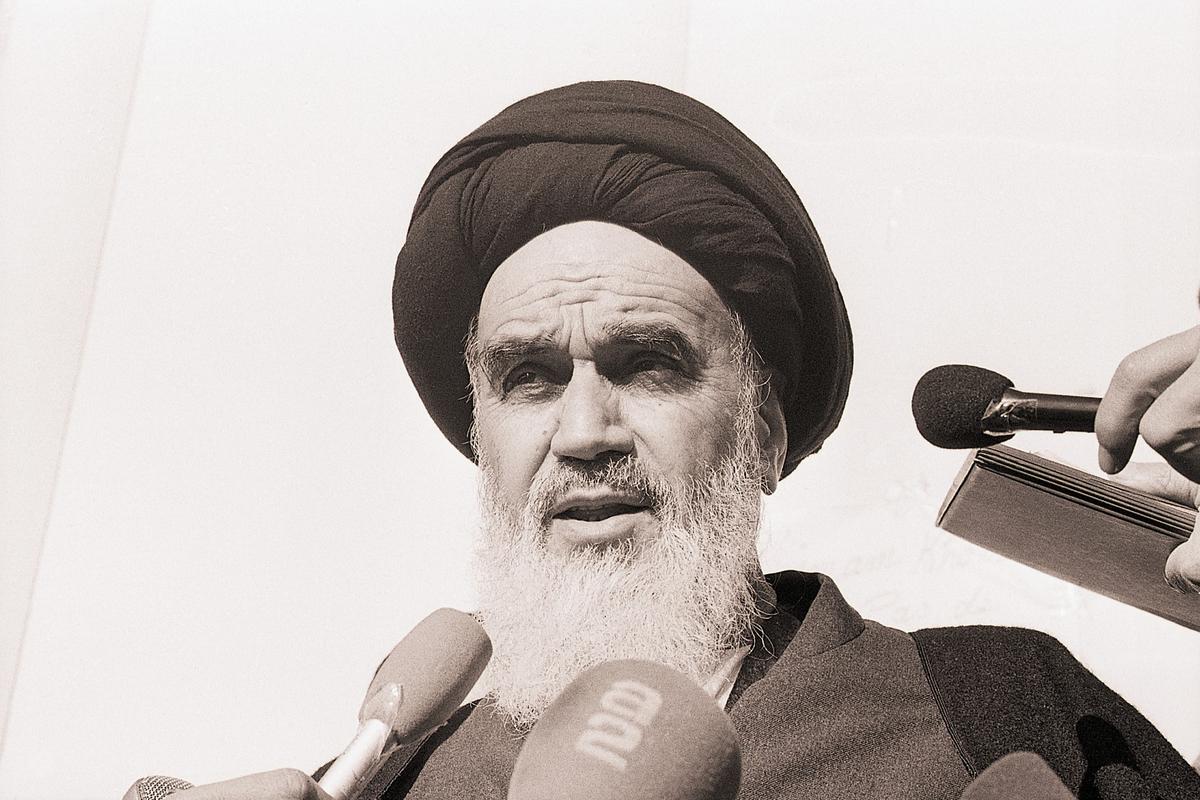 Иранский религиозный деятель, лидер исламской революции 1979 года в Иране Аятолла Хомейни. Фото: Getty Images