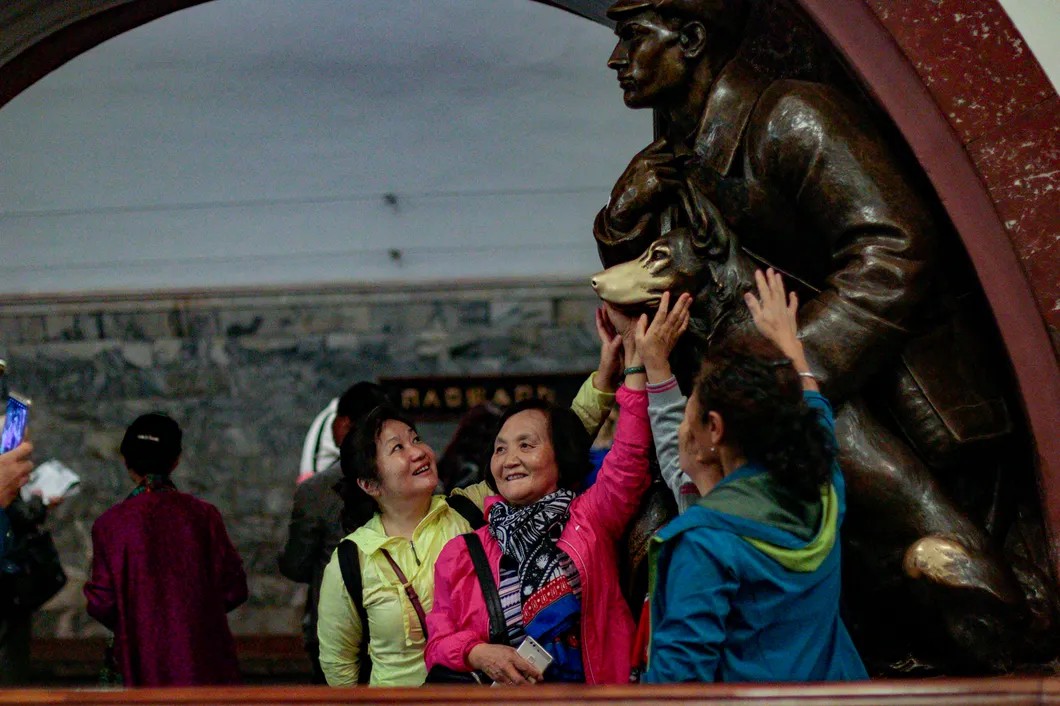 Китайские туристы стоят в очередь к собачьему носу. Фото: Светлана Виданова / специально для «Новой»