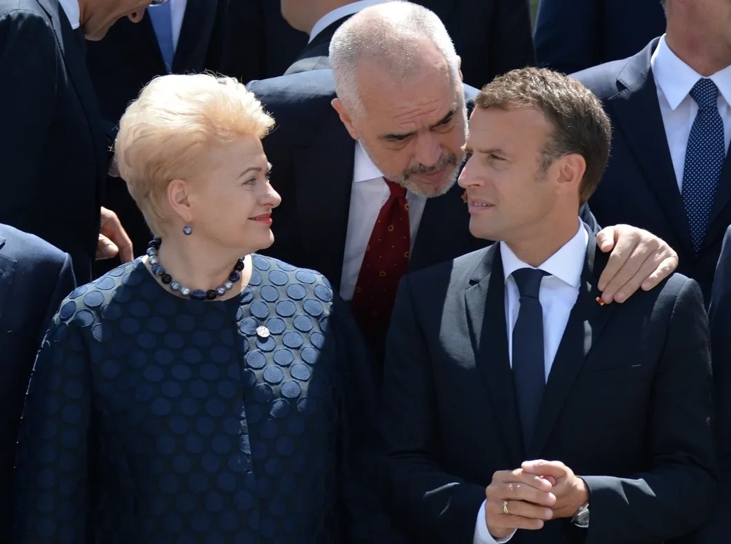 Президент Литвы Даля Грибаускайте, лидер Франции Эмманюэль Макрон, а на заднем плане — премьер Албании Эди Рама. Фото: РИА Новости