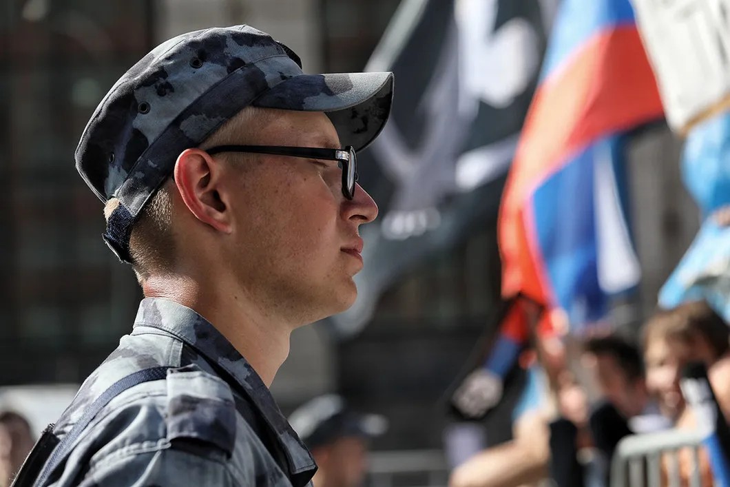 Сотрудник Росгвардии перед митингующими. Фото: Влад Докшин / «Новая газета»