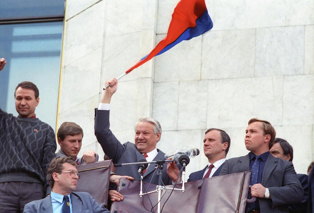 Главным бенефициаром путча оказался первый президент независимой России Борис Ельцин. Фото: Андрей Бабушкин / ТАСС