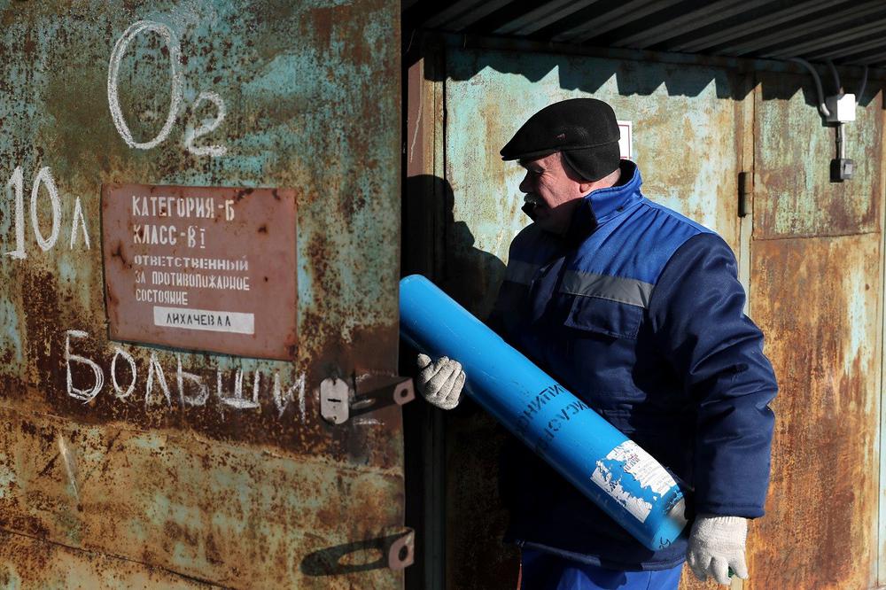Сотрудник скорой помощи с баллоном кислорода на станции скорой медицинской помощи. Фото: Донат Сорокин/ТАСС