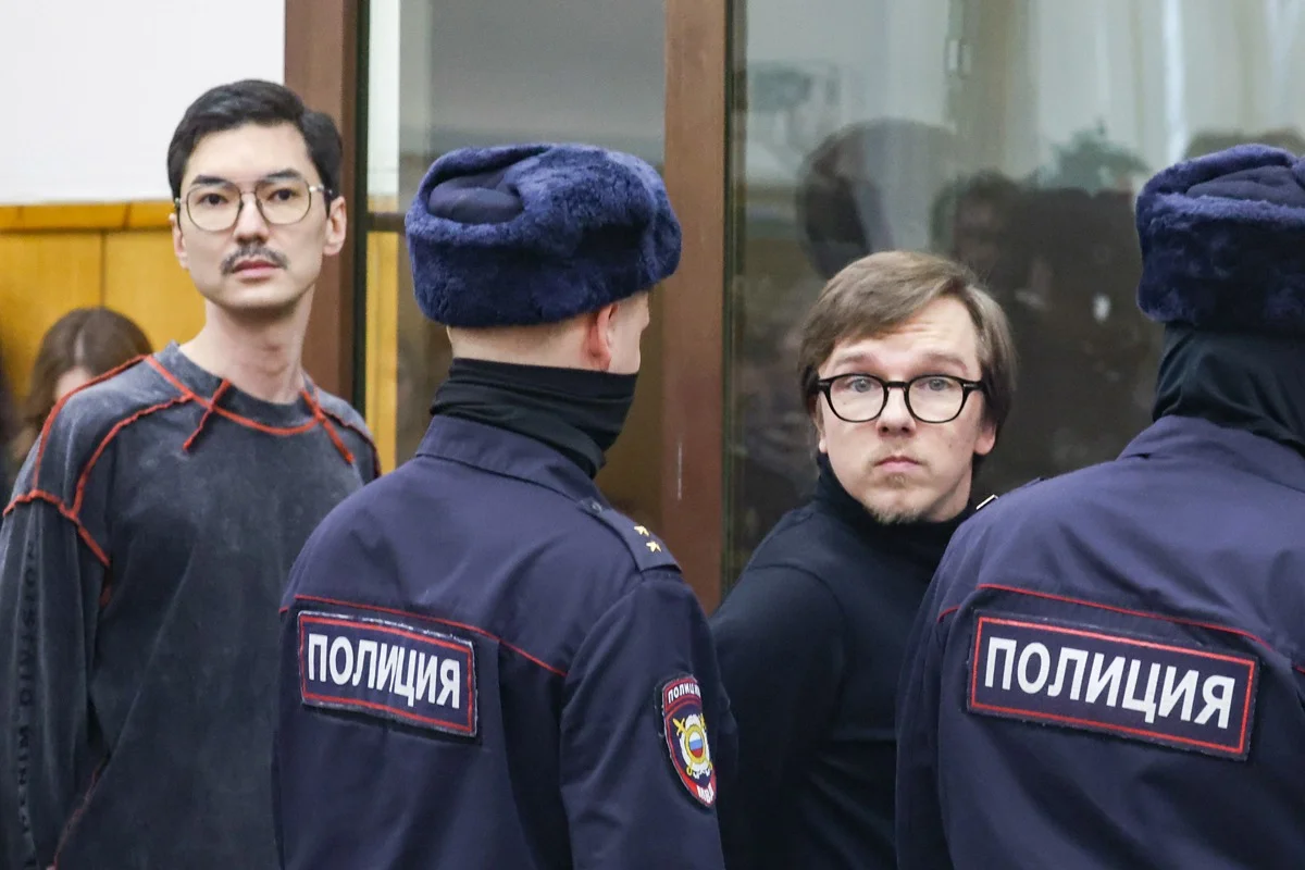 Коммерческий директор холдинга Ксении Собчак «Oсторожно Media» Кирилл Суханов (второй справа) и бывший главный редактор журнала Tatler Ариан Романовский (Кузьмин) (слева) во время оглашения приговора по делу о вымогательстве в Хамовническом суде, 12 февраля 2024 года. Фото: Сергей Фадеичев / ТАСС