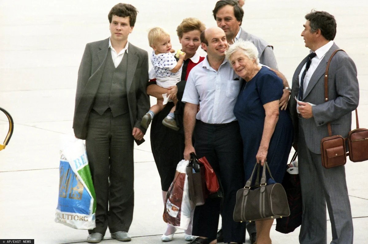 Натан Щаранский с семьей перед вылетом в Израиль. 25 августа 1986 года. AP / EAST NEWS