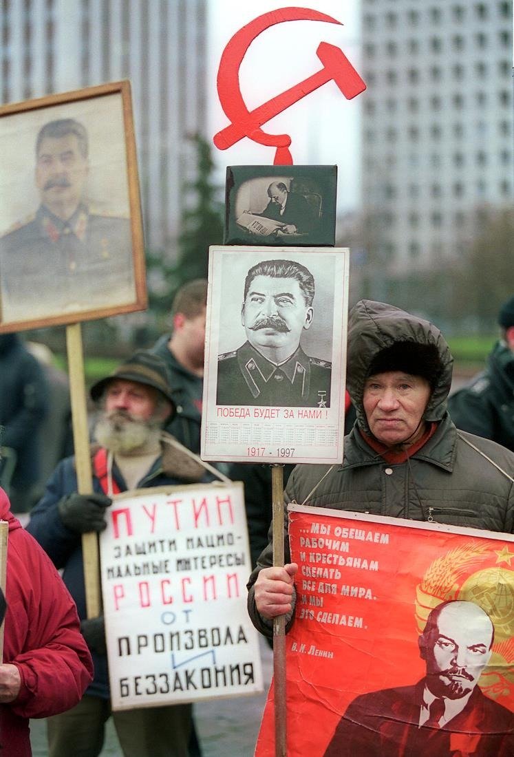 Демонстрация, посвященная годовщине Октябрьской революции. 2000 год. Фото: Дмитрий Духанин / Коммерсантъ