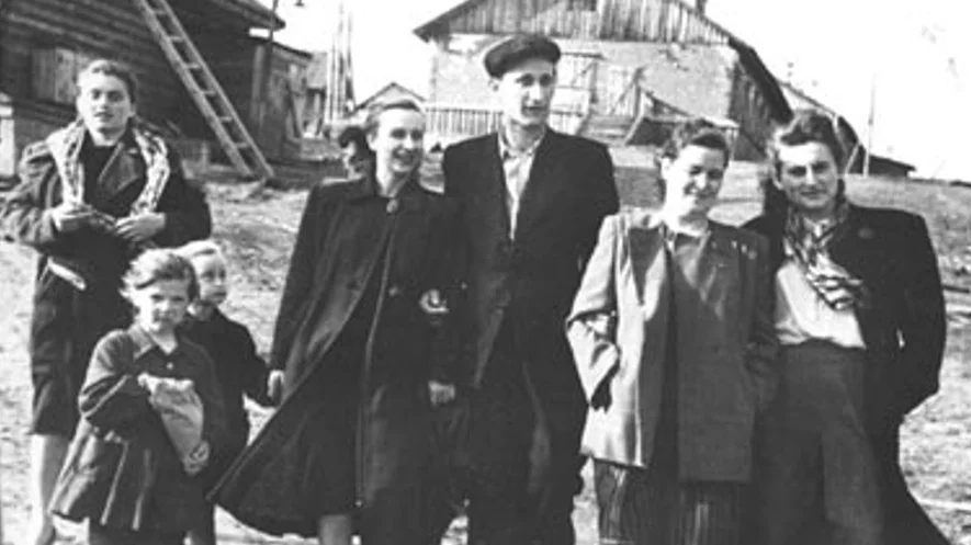 Весна 53-го в Ермаково. Ссыльные, вольнонаемные и вольные. Справа И. Алферова. Фото: сборник Стройка № 503 (из архива В.Руге)