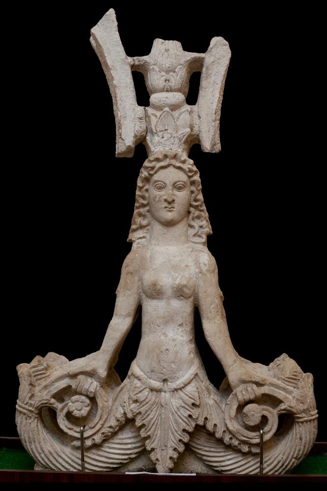 Статуя змееногой богини. Керчь