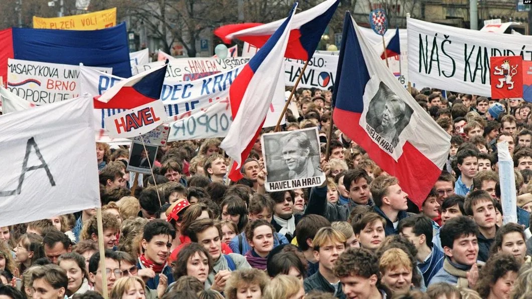 Студенческий митинг в Праге (1989). Фото: EPA / EFE
