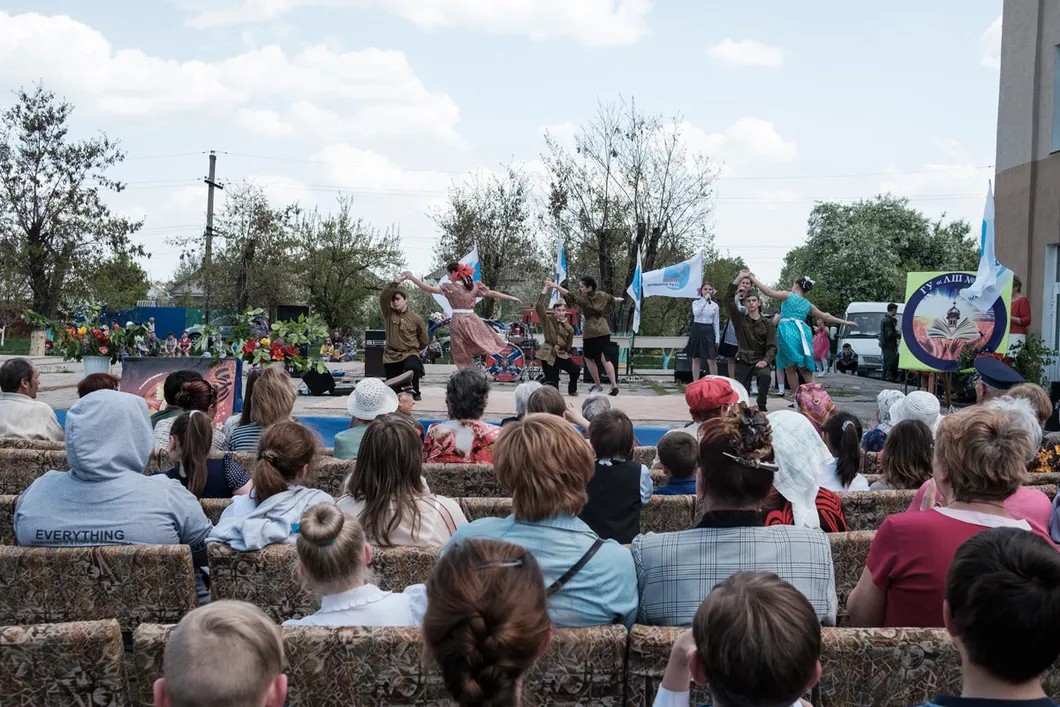 Ученики школы № 27 Луганска выступают на празднике, посвященном Дню Победы. Фото: Антон Карлинер
