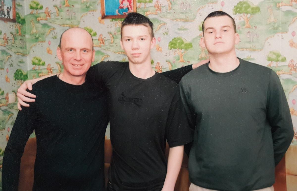 Михаил Афанасьев с сыновьями Данилом (справа) и Иваном на длительном свидании в колонии. Фото: личный архив