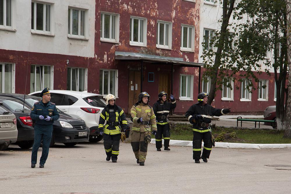 Сотрудники МЧС ищут раненых. Фото: Анастасия Яковлева, для «Новой газеты»