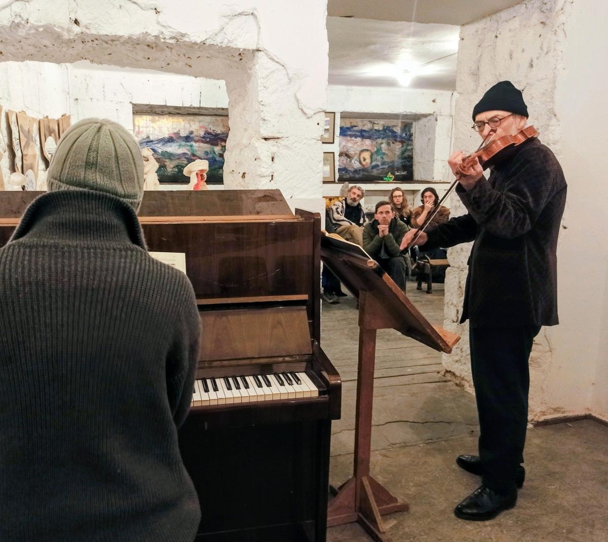 Музыкальный вечер в галерее «Субарток». Камиль Чалаев и Вардан Арутюнян исполняют сонату Бетховена. Фото: Евгения Енгибарян