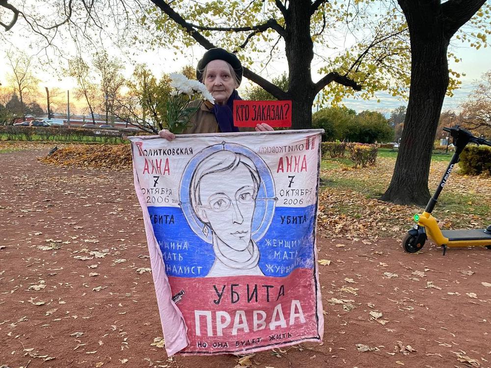 Акция памяти Политковской в Петербурге. Фото: «Новая газета»