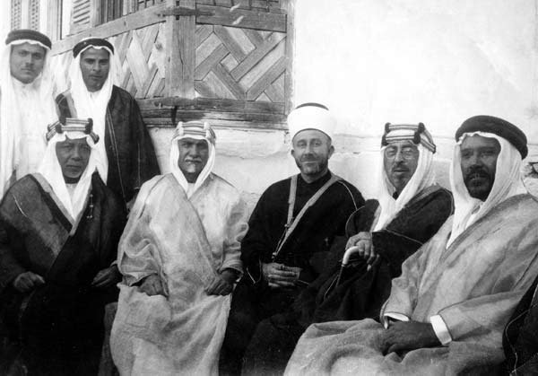 Мухаммад Амин аль-Хусейни (в центре). Фото: википедия