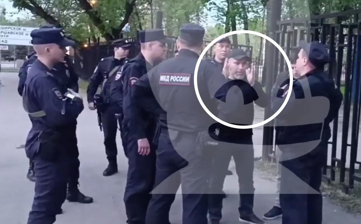 В кадре: Беслан Заурбеков у отделения полиции в Москве, где от него прячется дочь Лия. Скриншот «Осторожно, новости»