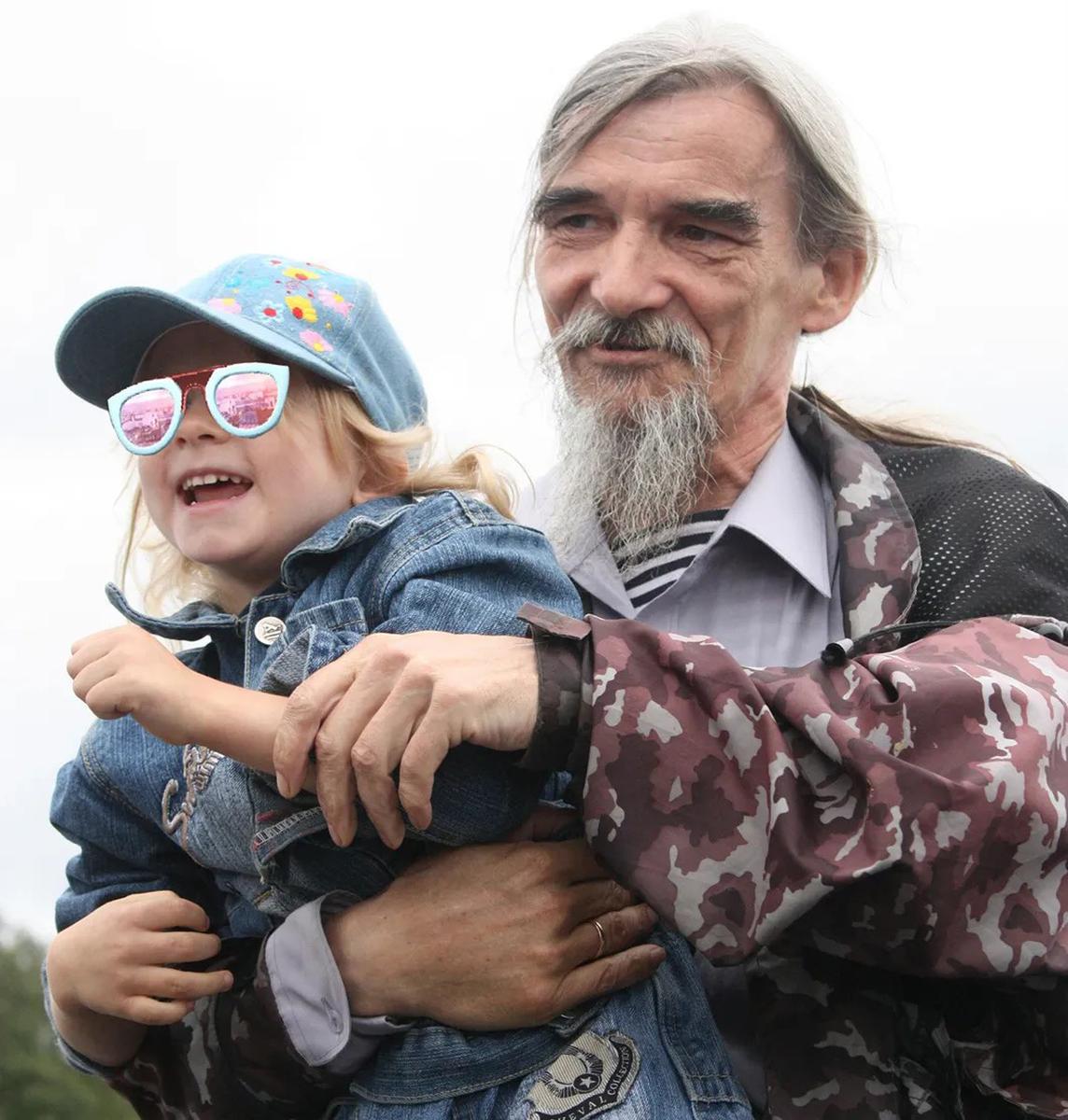 До ареста. Юрий Дмитриев с приемной дочерью (лицо ребенка скрыто «Новой газетой»)