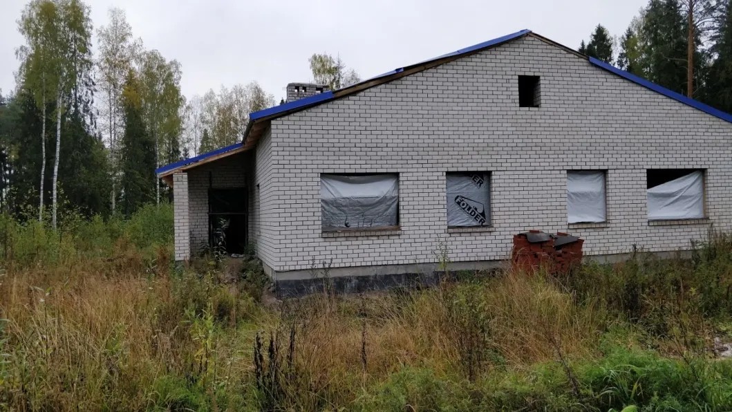 Что-то похожее на недостроенный дом для оператора. Фото: Денис Коротков / «Новая газета»
