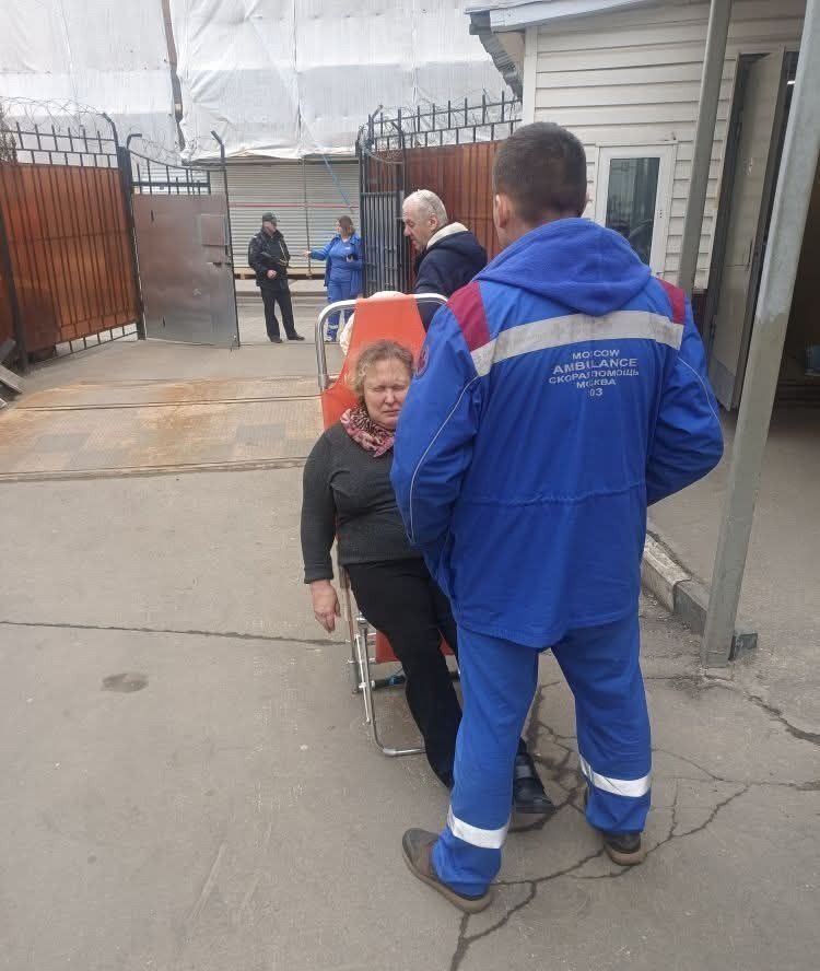 Ирине Осиповой вызвали скорую к отделу полиции. Фото: Дмитрий Джулай