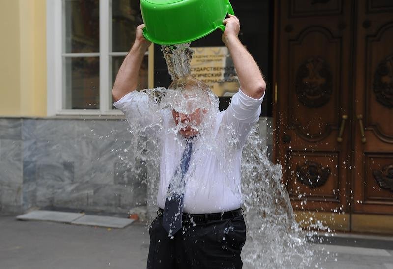 Миронов участвует в благотворительной акции Ice Bucket Challenge (облииться ледяной водой) в поддержку фонда «Подари жизнь». Фото: Антон Белицкий / Коммерсантъ
