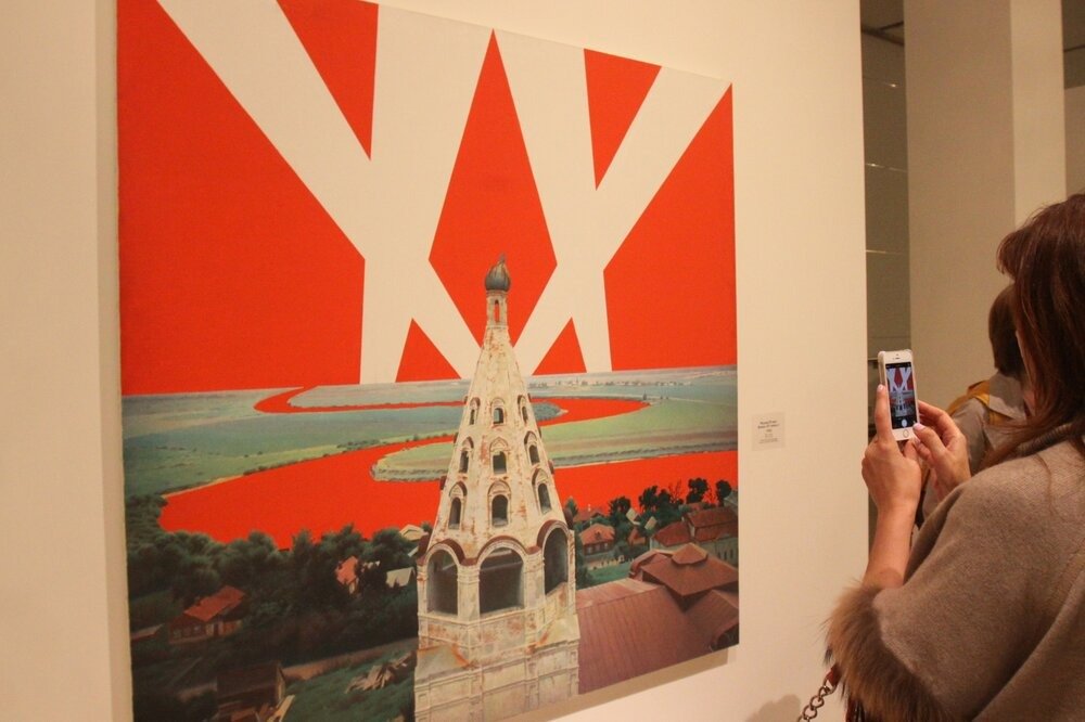 Картина Булатова «Русский ХХ век» на выставке «Живу-вижу» в Москве