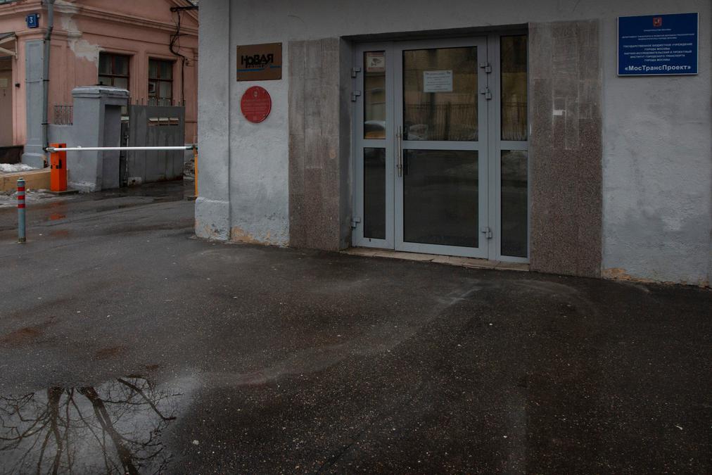 Вход в здание. На земле у двери видны белые разводы от распыленного вещества. Фото: Светлана Виданова / «Новая газета»