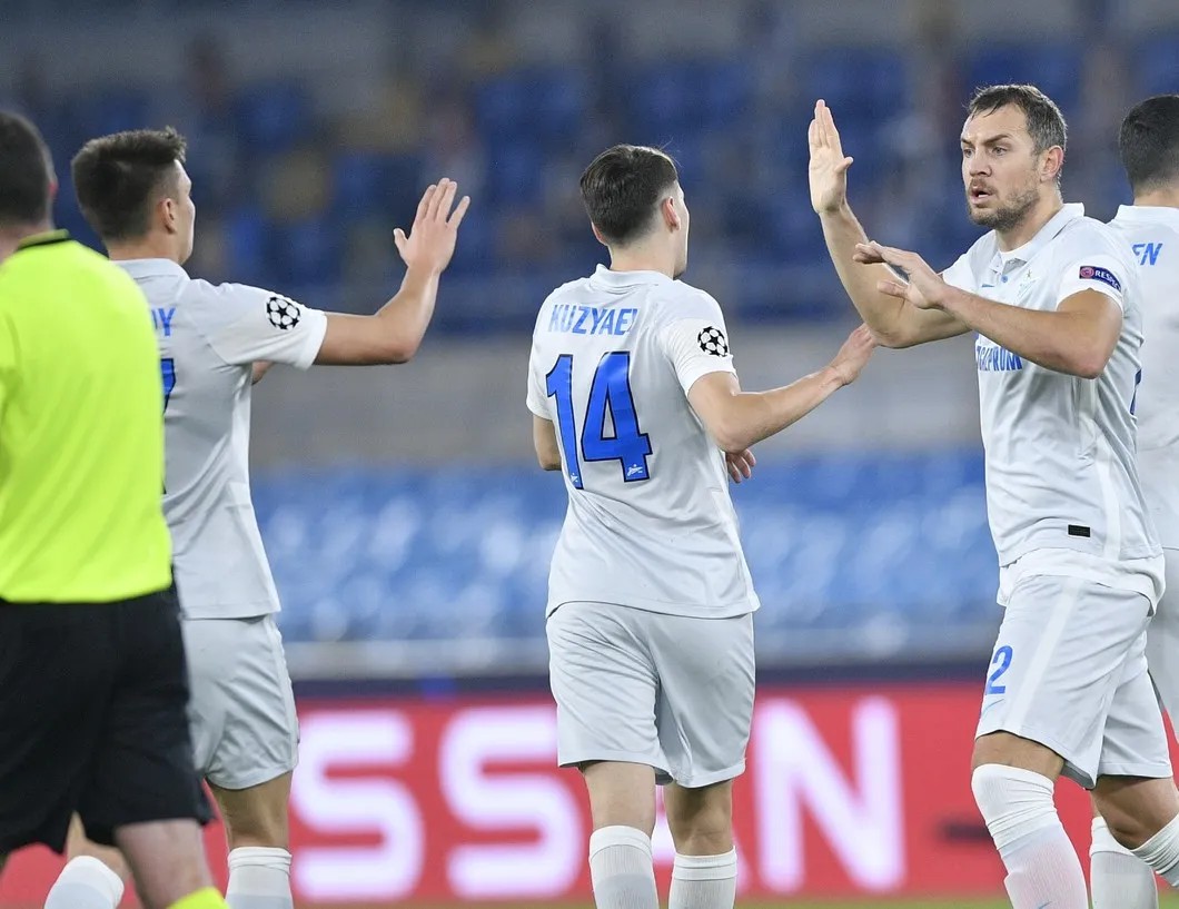 Игроки ФК «Зенит» радуются забитому голу в матче с ФК «Лацио». Фото: РИА Новости