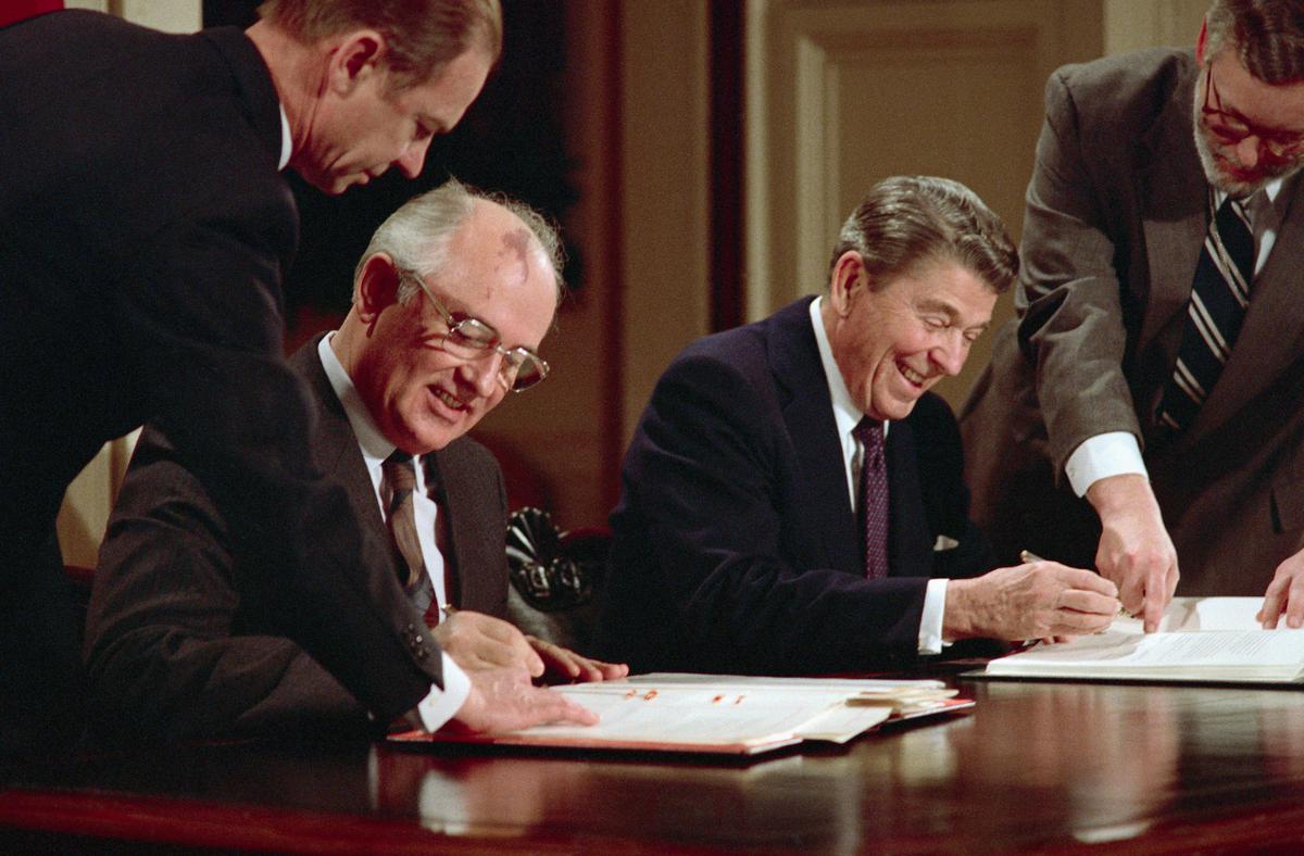 1987 год. Президент США Рональд Рейган и Генеральный секретарь ЦК КПСС Михаил Горбачев подписывают Договор о ликвидации ракет средней и меньшей дальности (РСМД). Фото: Getty Images