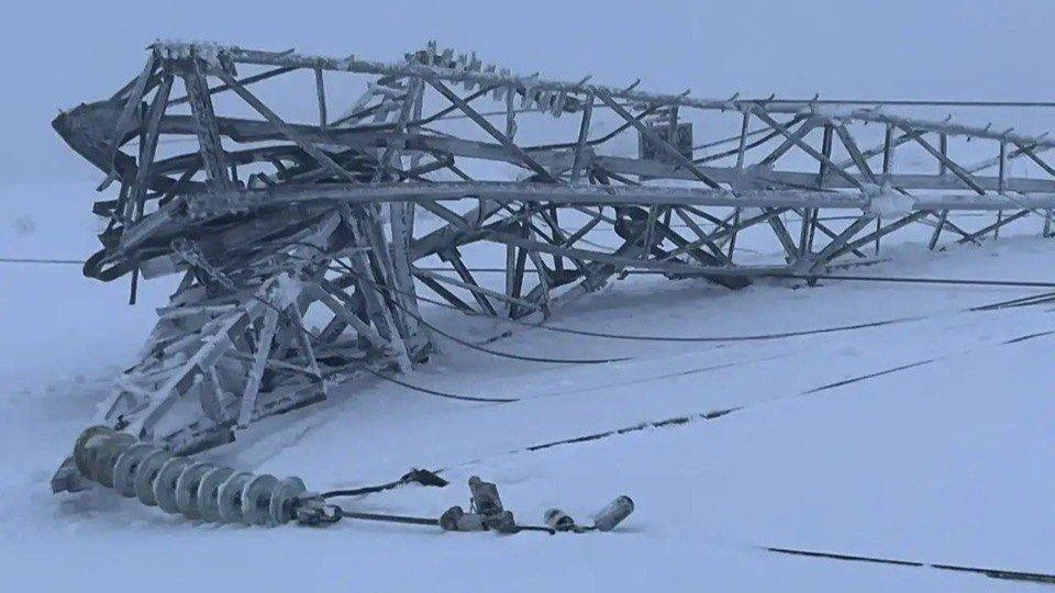 Блэкаут в Мурманске: в городе раздают кипяток, работают полевые кухни, область ждет новые опоры ЛЭП из соседних регионов для замены упавших