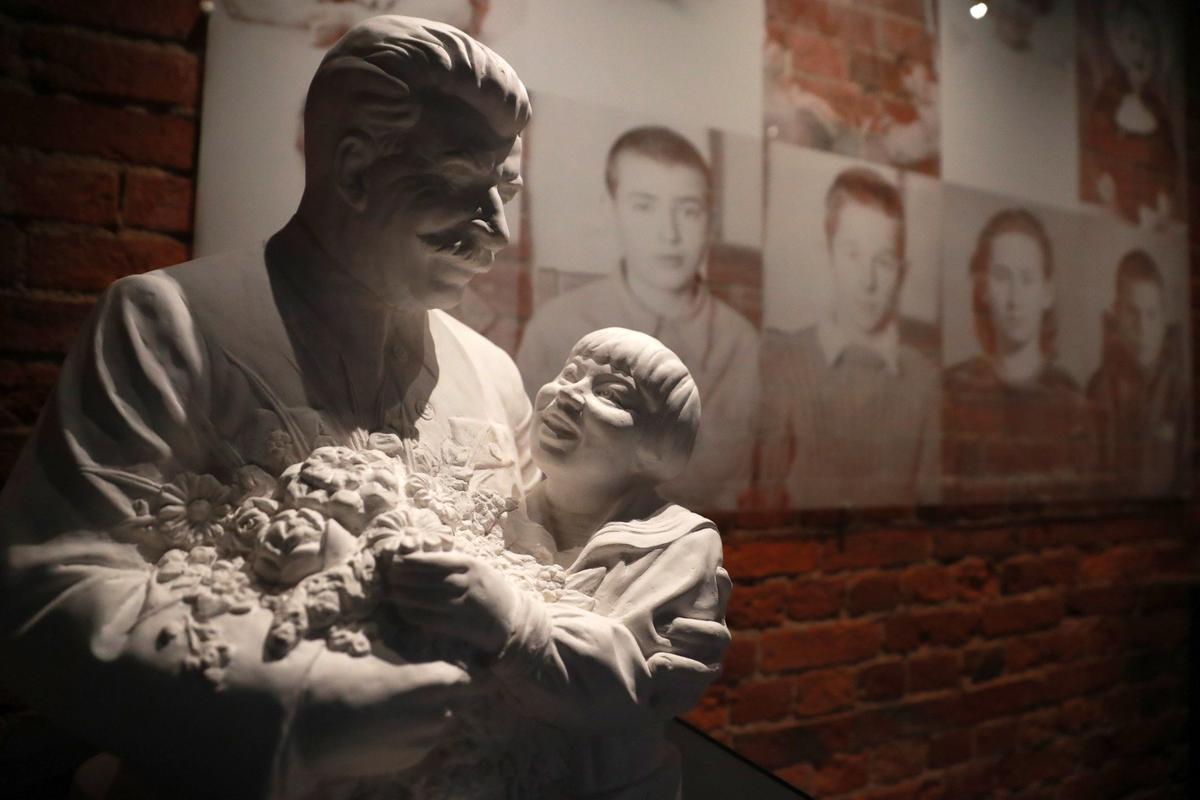 То, что должно понравиться патриотам: копия скульптуры «Спасибо товарищу Сталину за наше счастливое детство» в Музее истории ГУЛАГа. Фото: Сергей Фадеичев / ТАСС