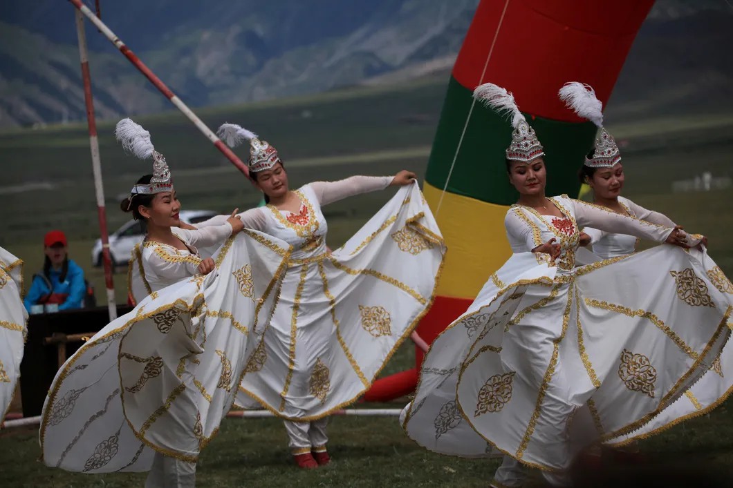Этнические казашки Синьцзяня в национальных костюмах. Фото: Reuters