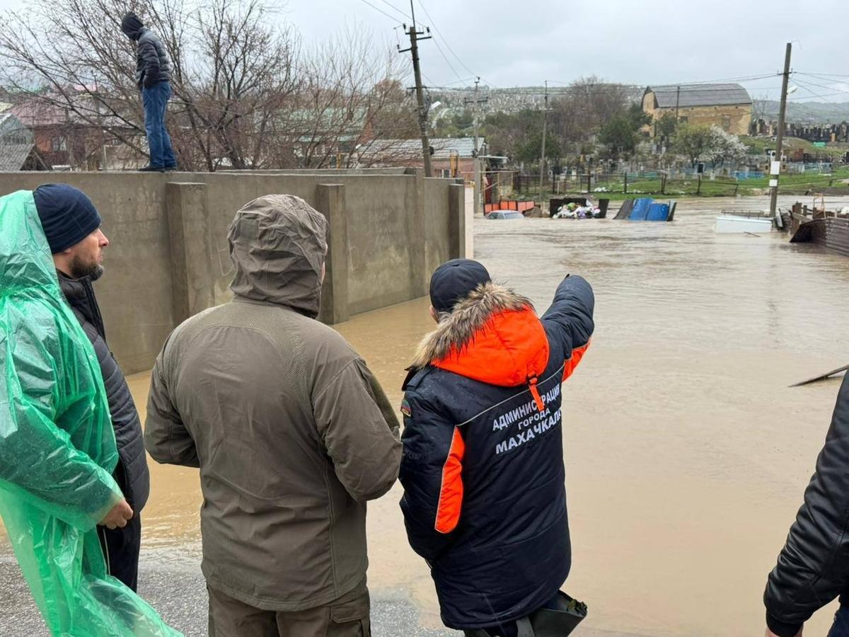 Мэрия осматривает последствия подтоплений в Махачкале. Фото: пресс-служба города