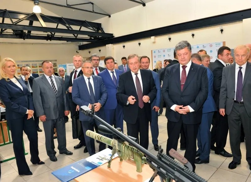 Руководство «Укроборонпрома» (в центре) с президентом Порошенко на выставке. Фото: пресс-служба «Укроборонпрома»