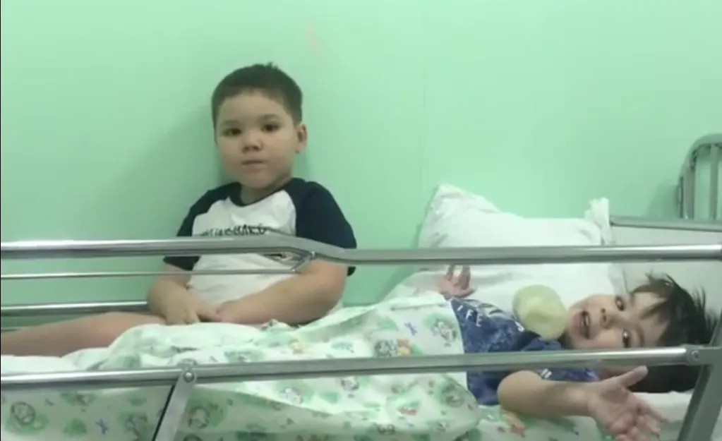 Добрыня и Захар Рукосуевы в больнице. Ноябрь 2019. Скриншот видео из инстаграма Светланы Рукосуевой.