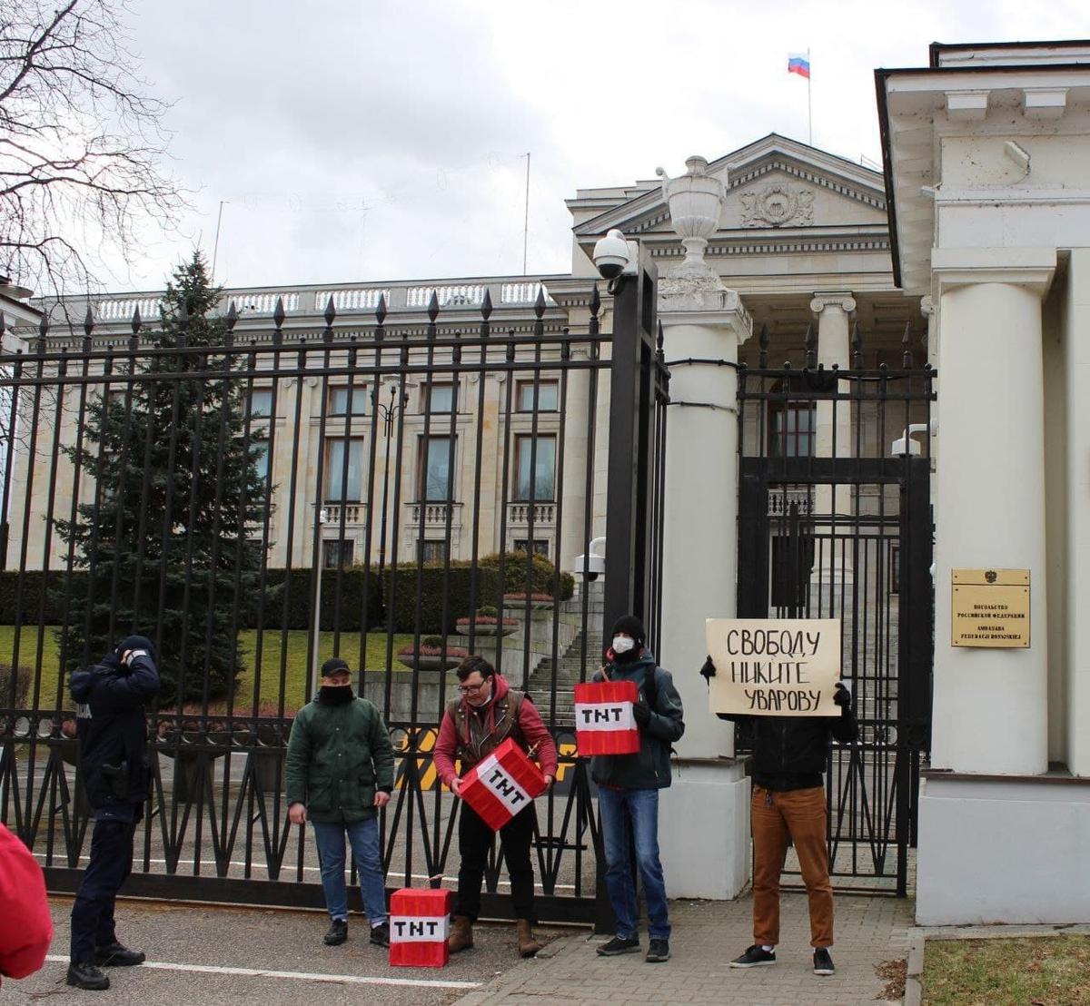 Акция в поддержку Никиты Уварова у российского посольства в Варшаве. Фото: kanskdelo.com