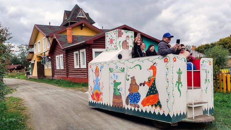 «Какая молодая и случайная, в общем, страна»